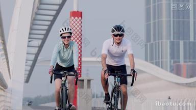 青年情侣骑自行车骑车清晰实拍