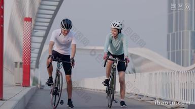 青年情侣骑自行车健康白昼头盔
