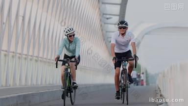 青年情侣骑自行车陪伴异性恋自行车视频素材