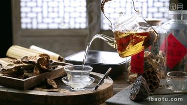 将壶中的茶倒入杯中落下茶文化实拍