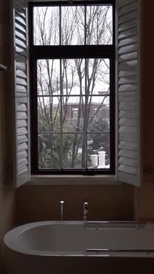 浴室窗外雪花纷飞