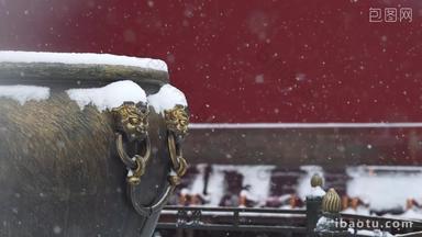 雪中门海上的兽面铜环古老的视频素材