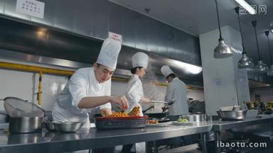 专业厨师厨师两个餐饮服务职业视频素材