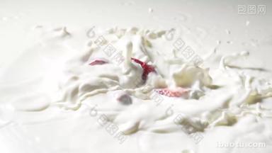 草莓掉进牛奶里水平构图素材