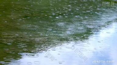 雨滴落在水面上视频