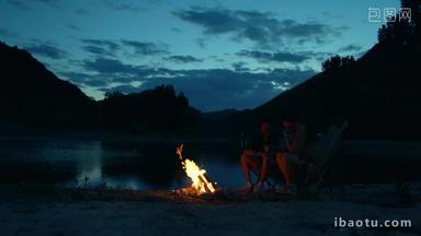 年轻人夜晚在野外篝火露营度假胜地同性恋清晰视频