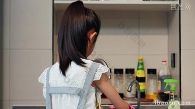 小女孩家务劳动厨具住宅房间小视频素材
