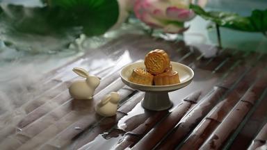 中秋节兔子形象和月饼水面甜食