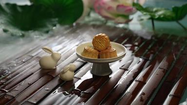 中秋节兔子形象和月饼清新传统庆典宣传视频