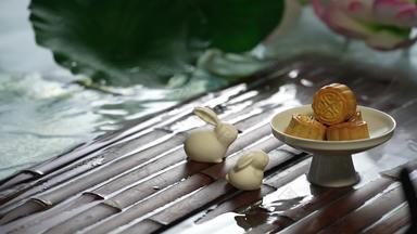 中秋节兔子形象和月饼清新式样视频