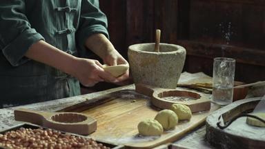 厨师在制作月饼传统节日视频