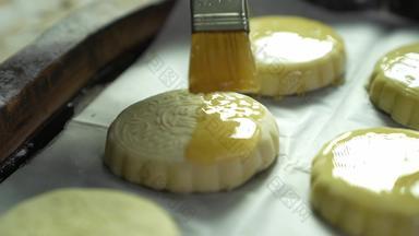在表面定型月饼上刷蛋液膳食高清实拍
