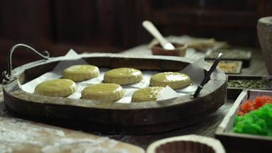 制作月饼的过程中面食节日影像