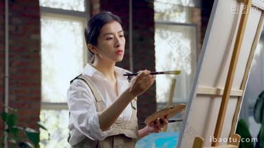 女画家在创作工作场所奋斗视频