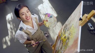 女画家在画画油画创新画笔视频