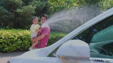 快乐父女擦洗汽车快乐视频素材