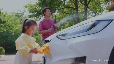 快乐父女擦洗汽车协助4岁到5岁优质实拍