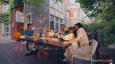 快乐大家庭在庭院里用餐举杯视频素材
