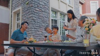 快乐大家庭在庭院里用餐老年影视画面