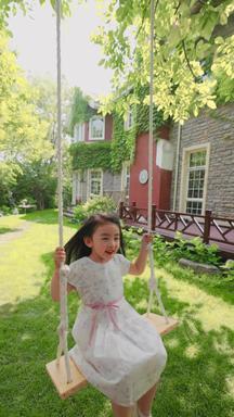 小女孩玩耍私家花园花园高清视频
