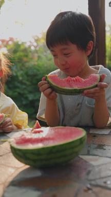 可爱的兄妹俩吃西瓜水果纯洁高清视频