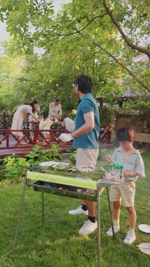 一家人在庭院里聚餐视频