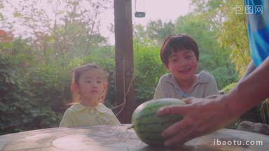 可爱的兄妹俩吃西瓜美味学龄视频