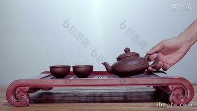 年轻人拿着茶壶倒茶传统文化镜头