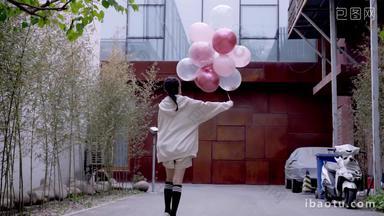 女孩拿着气球<strong>的背影</strong>横屏宣传片