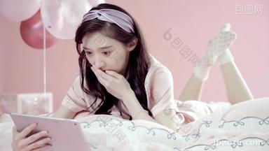 年轻女孩放松袜子横屏使用电脑