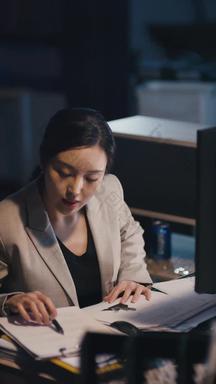 在工作的青年女人计算机白领写高清实拍