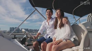 青年夫妇驾驶游艇出海