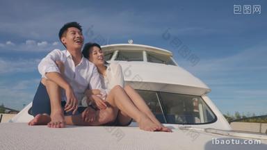 青年夫妇游艇夏天横屏甲板视频素材