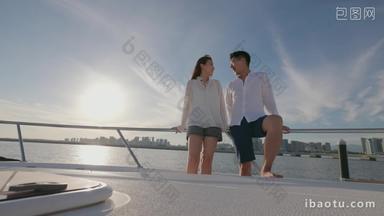 青年夫妇乘坐游艇出海