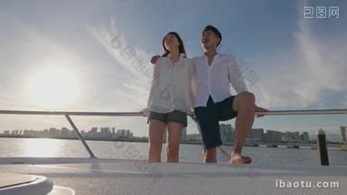 青年夫妇乘坐游艇出海