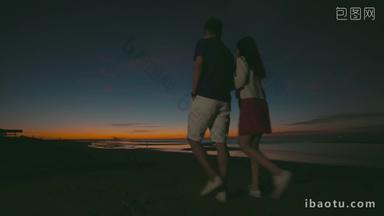 青年夫妇在海边散步