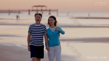 快乐的老年夫妇在海边<strong>散步</strong>