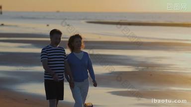快乐的老年夫妇在<strong>海边</strong>散步