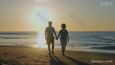 老年夫妇海滩爱散步