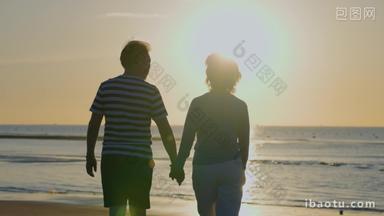 快乐的老年夫妇在海边散步