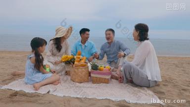 快乐的一家人在海边度假