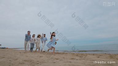 在海边度假的快乐一家人儿相伴镜头