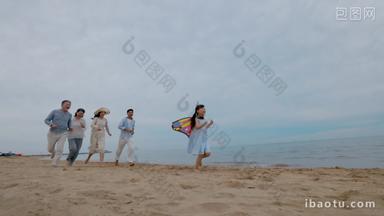 在海边度假的快乐一家人度假55到59岁