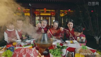 春节东方<strong>家庭</strong>在中式庭院内聚餐