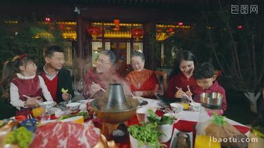 春节<strong>东方</strong>家庭在中式庭院内聚餐