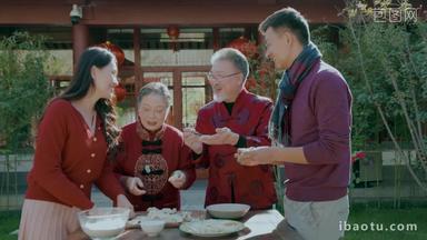 幸福的家庭过年包饺子饺子享乐拍摄