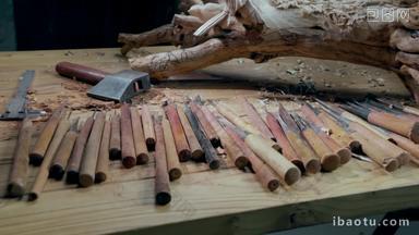 雕刻师工作台上的大量<strong>工具</strong>木制传统视频