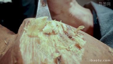 木匠在木头上雕刻木制影像
