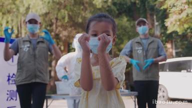 小女孩和医护人员比爱心防污染口罩贡献<strong>摄像</strong>