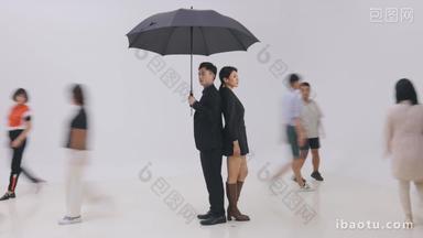 打伞的男女站在人群中步行摄像
